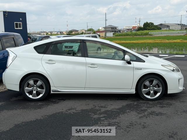 Toyota PRIUS 2014-07 8373788-2