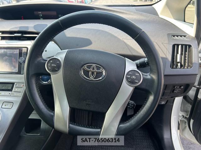 Toyota PRIUS 2014-05 8373799-16