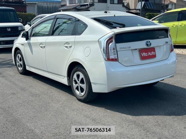 Toyota PRIUS 2014-05 8373799-17