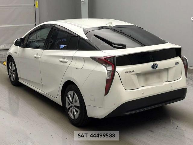 Toyota PRIUS 2016-10 8373864-1