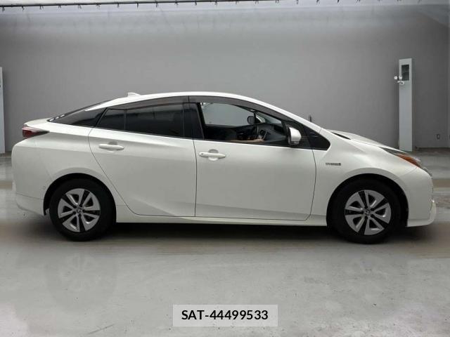 Toyota PRIUS 2016-10 8373864-10