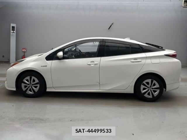 Toyota PRIUS 2016-10 8373864-11