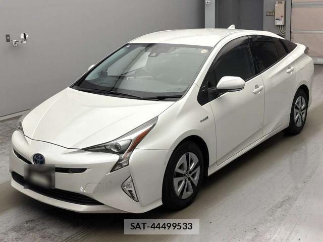Toyota PRIUS 2016-10 8373864-12
