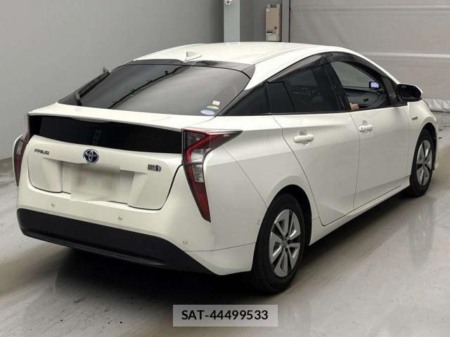 Toyota PRIUS 2016-10 8373864-13