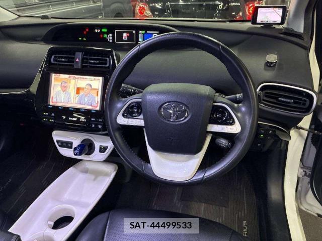 Toyota PRIUS 2016-10 8373864-2
