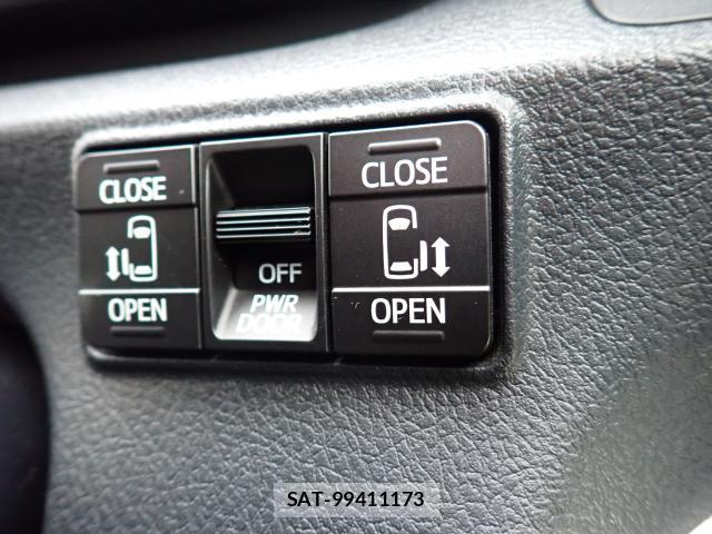 Toyota SIENTA 2017-03 8372566-17