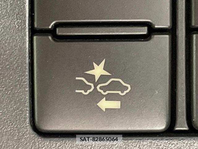 Toyota SIENTA 2016-10 8372611-5