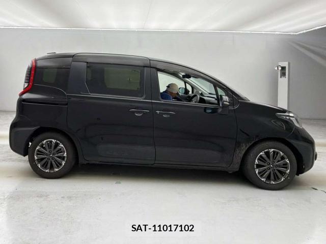 Toyota SIENTA 2022-09 8373095-10