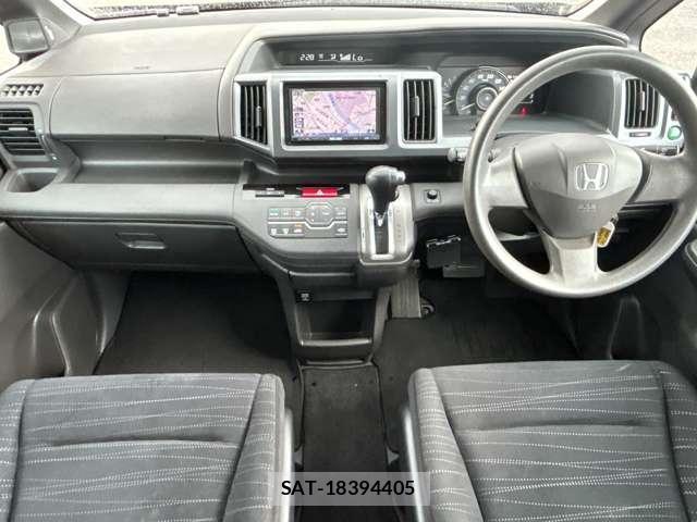Honda e 2011-06 8372586-18