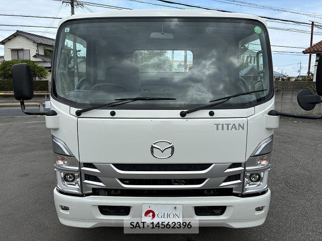 Mazda TITAN 2023-06 8373901-1