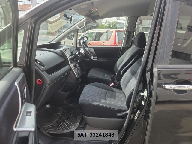 Toyota VOXY 2012-09 8372450-17