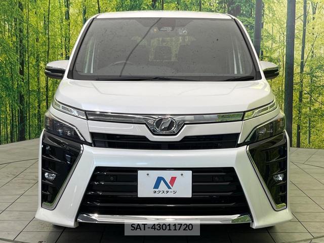 Toyota VOXY 2019-03 8372466-14
