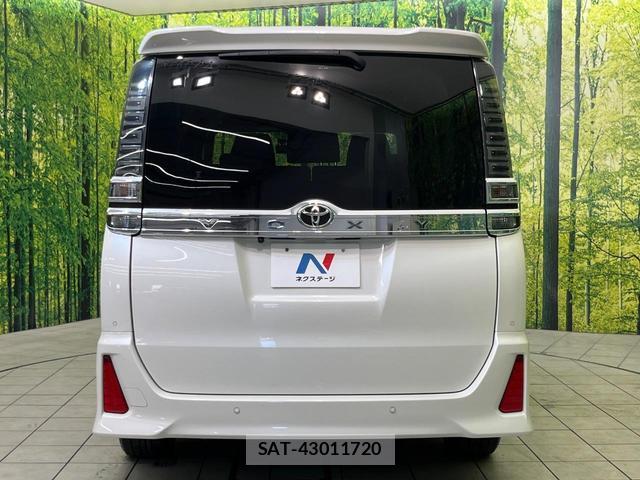 Toyota VOXY 2019-03 8372466-15