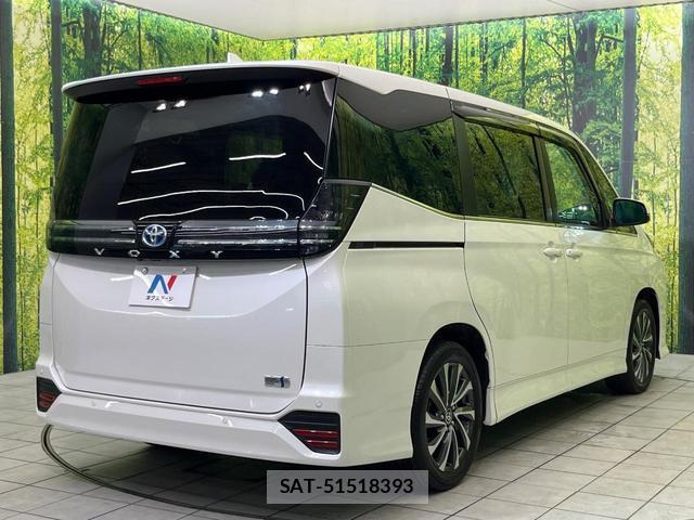 Toyota VOXY 2023-07 8372470-15