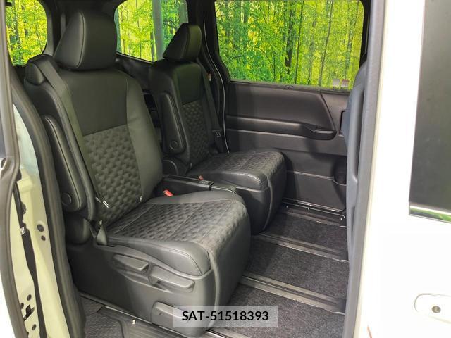 Toyota VOXY 2023-07 8372470-7