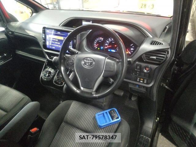 Toyota VOXY 2018-02 8372510-2
