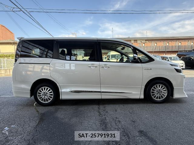Toyota VOXY 2014-08 8372734-13
