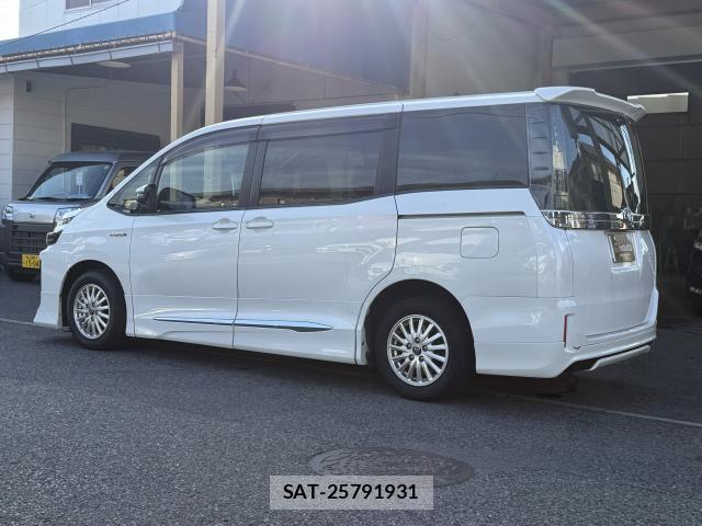 Toyota VOXY 2014-08 8372734-16
