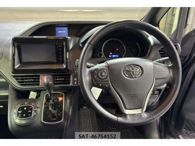 Toyota VOXY 2015-10 8372838-2