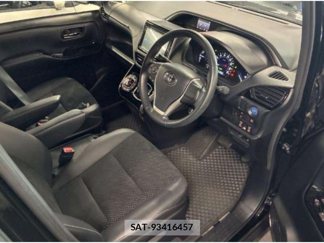 Toyota VOXY 2021-04 8372853-2