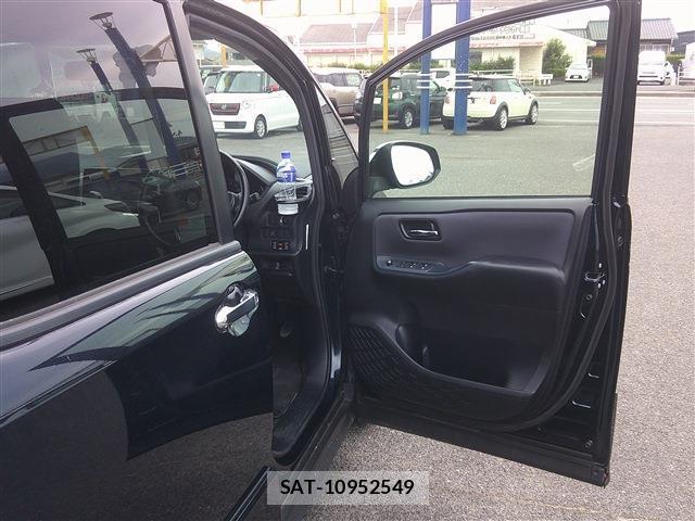 Toyota VOXY 2015-05 8372935-15