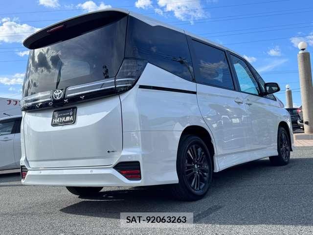 Toyota VOXY 2026-08 8372941-1