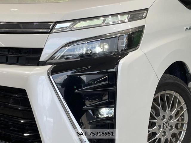 Toyota VOXY 2019-04 8373061-13