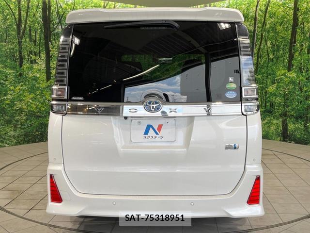 Toyota VOXY 2019-04 8373061-16