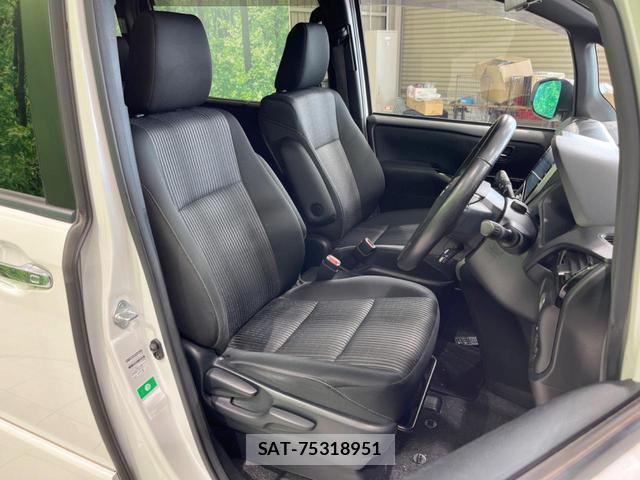 Toyota VOXY 2019-04 8373061-9