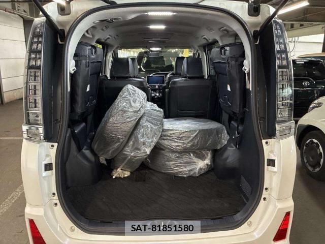 Toyota VOXY 2017-03 8373071-3