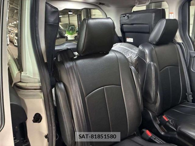 Toyota VOXY 2017-03 8373071-6
