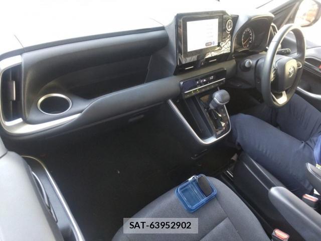 Toyota VOXY 2023-07 8373082-2