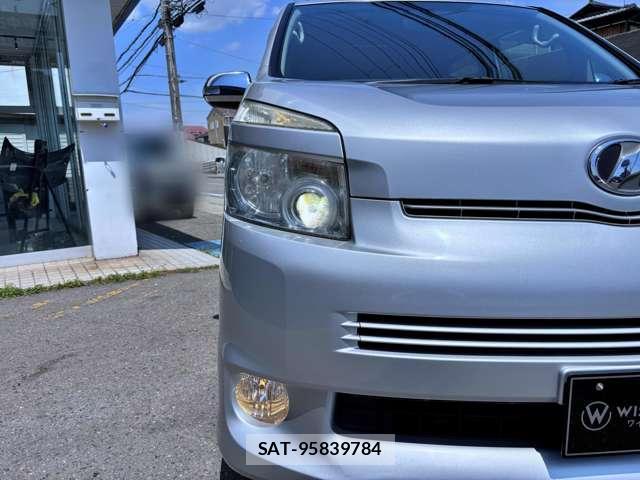 Toyota VOXY 2008-11 8373238-11
