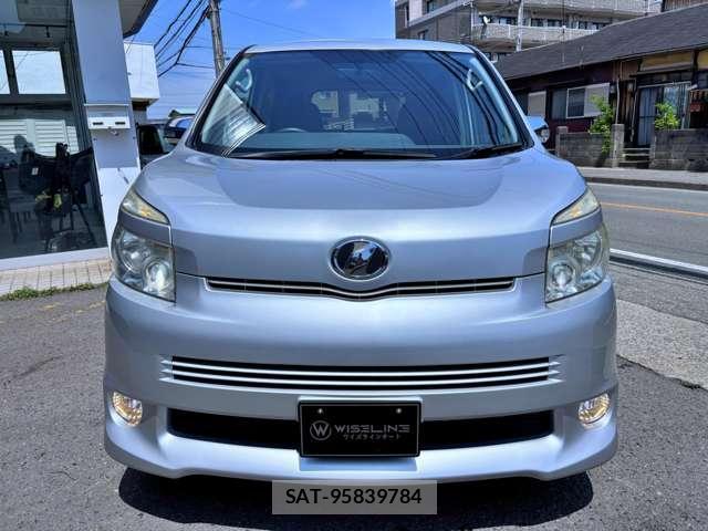 Toyota VOXY 2008-11 8373238-13