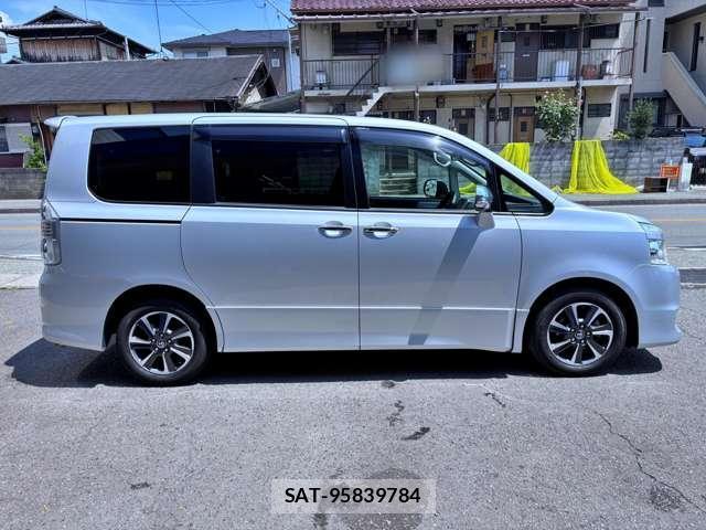 Toyota VOXY 2008-11 8373238-15