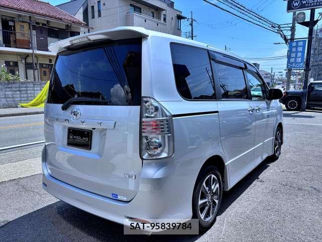Toyota VOXY 2008-11 8373238-16