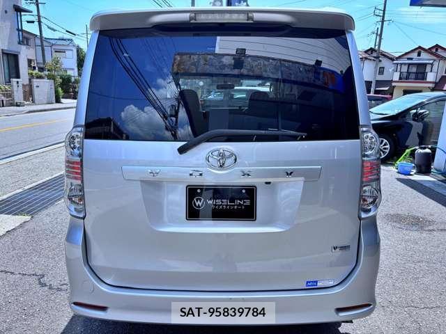 Toyota VOXY 2008-11 8373238-17