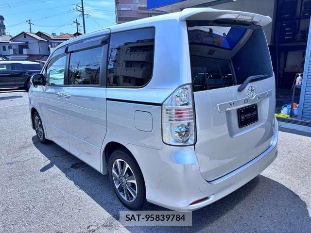 Toyota VOXY 2008-11 8373238-18
