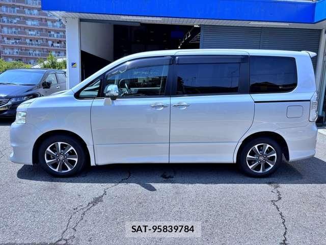 Toyota VOXY 2008-11 8373238-19