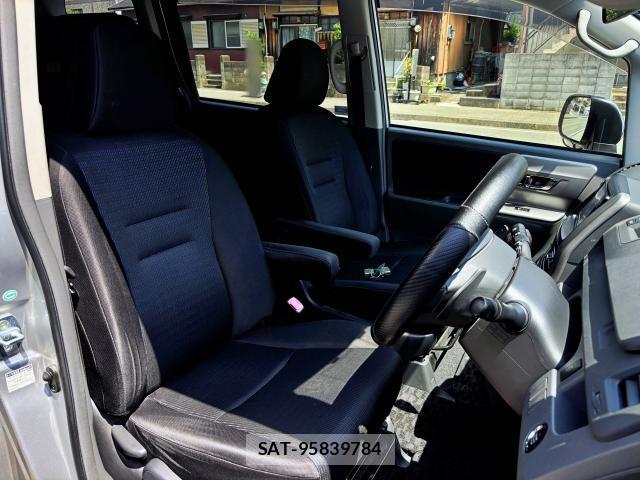 Toyota VOXY 2008-11 8373238-2