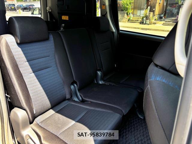 Toyota VOXY 2008-11 8373238-3