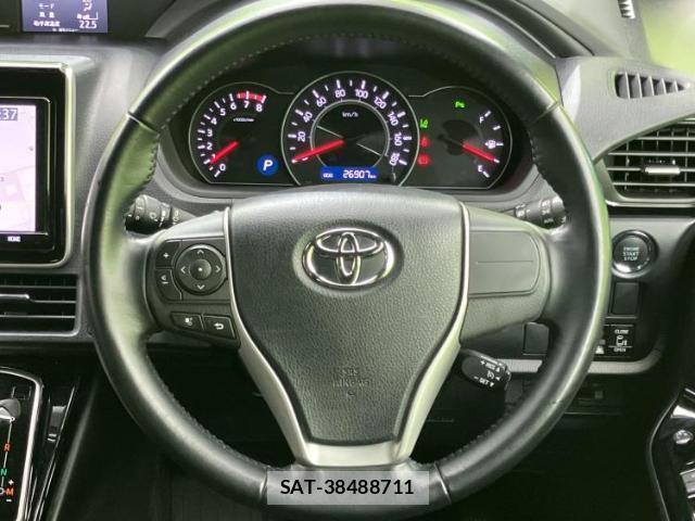 Toyota VOXY 2019-07 8373254-15