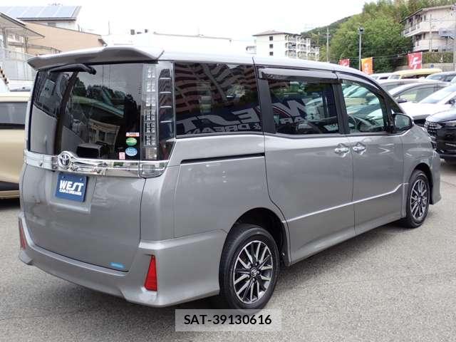 Toyota VOXY 2016-11 8373278-1