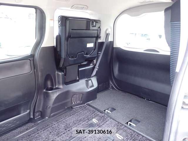 Toyota VOXY 2016-11 8373278-10
