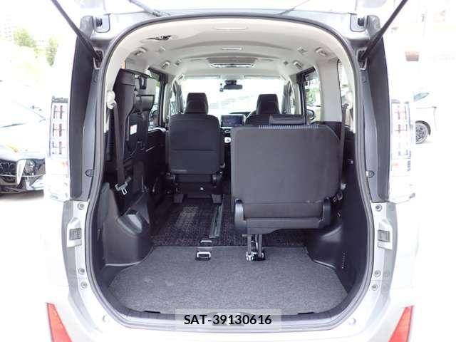 Toyota VOXY 2016-11 8373278-12