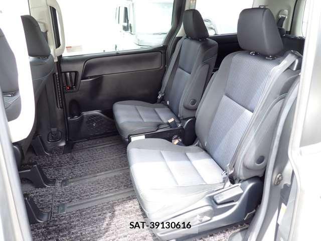 Toyota VOXY 2016-11 8373278-7