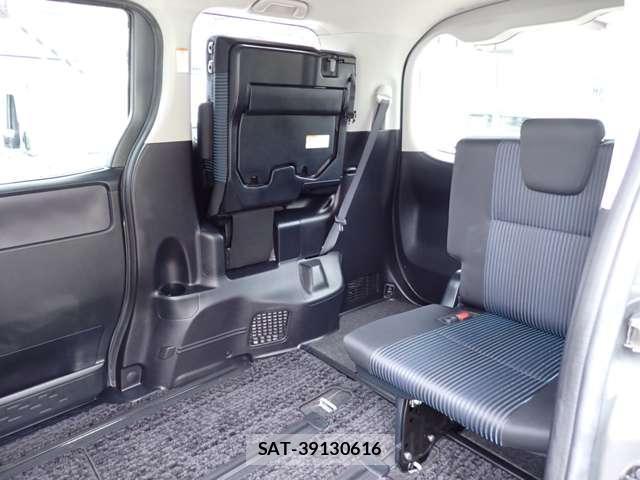 Toyota VOXY 2016-11 8373278-9