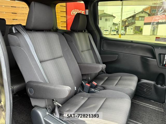 Toyota VOXY 2018-11 8373335-11