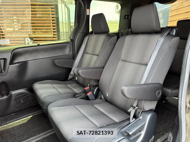 Toyota VOXY 2018-11 8373335-12