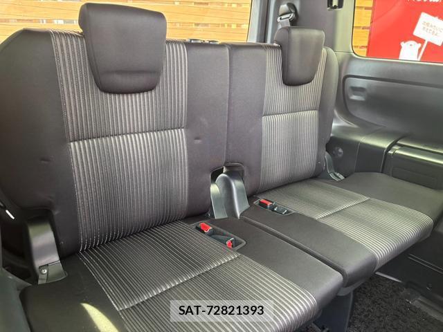 Toyota VOXY 2018-11 8373335-13